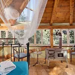 Margaritis's Treehouse 帕拉蒙纳斯